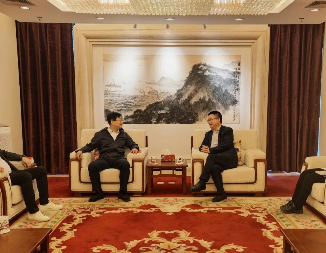 郭利群與青島演藝集團(tuán)負(fù)責(zé)人座談交流謀合作